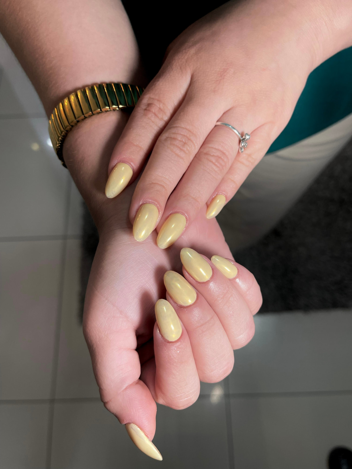 Esmaltado en gel amarillo pastel